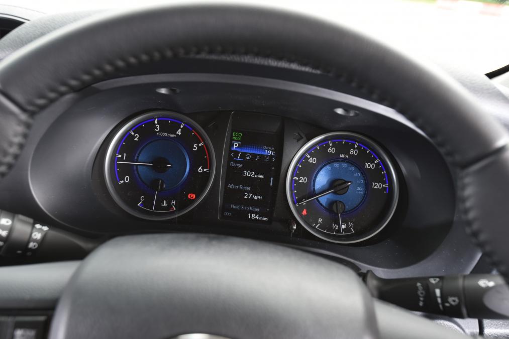 Used Toyota Hilux - dials