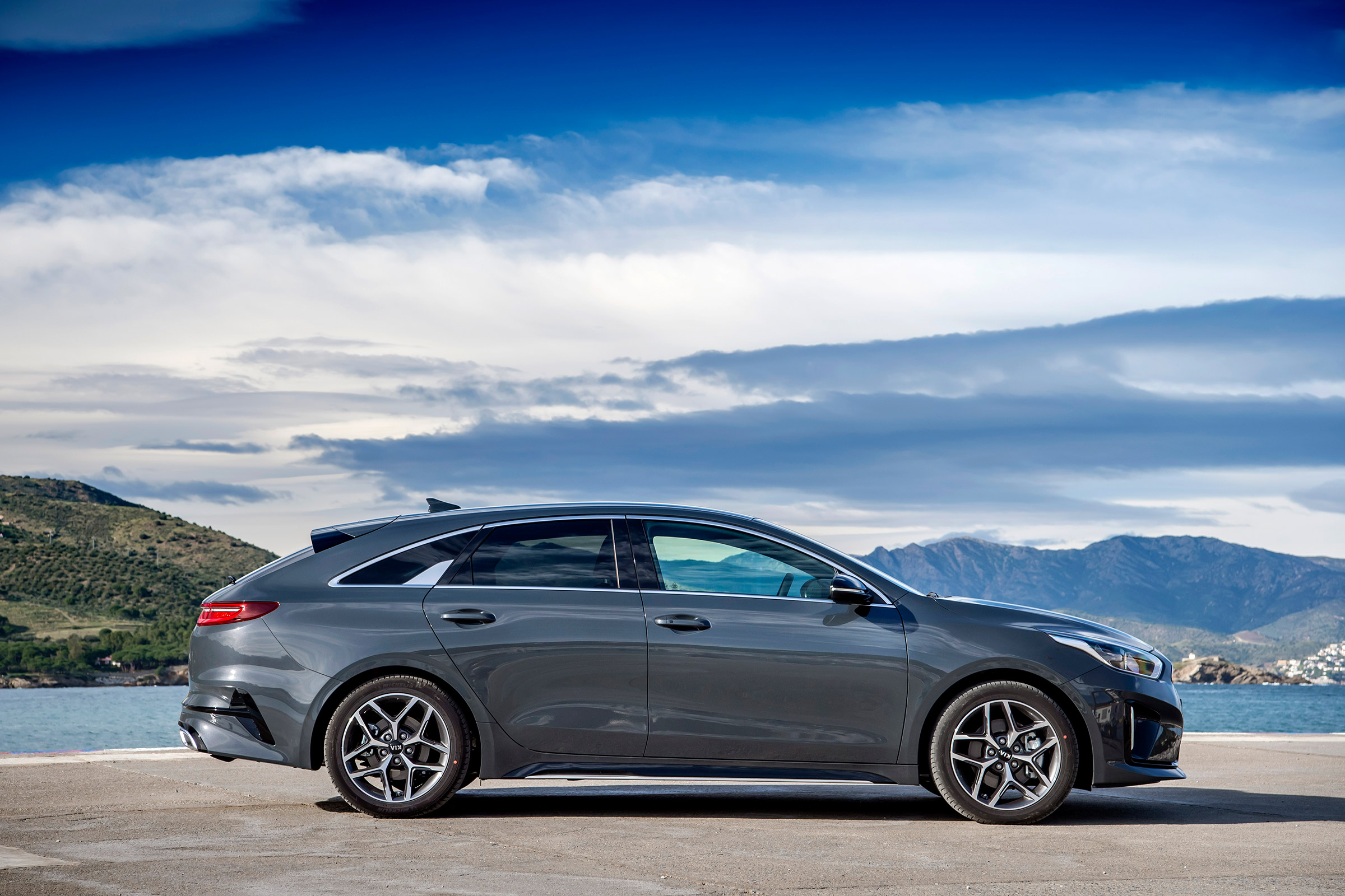 Kia Proceed - side