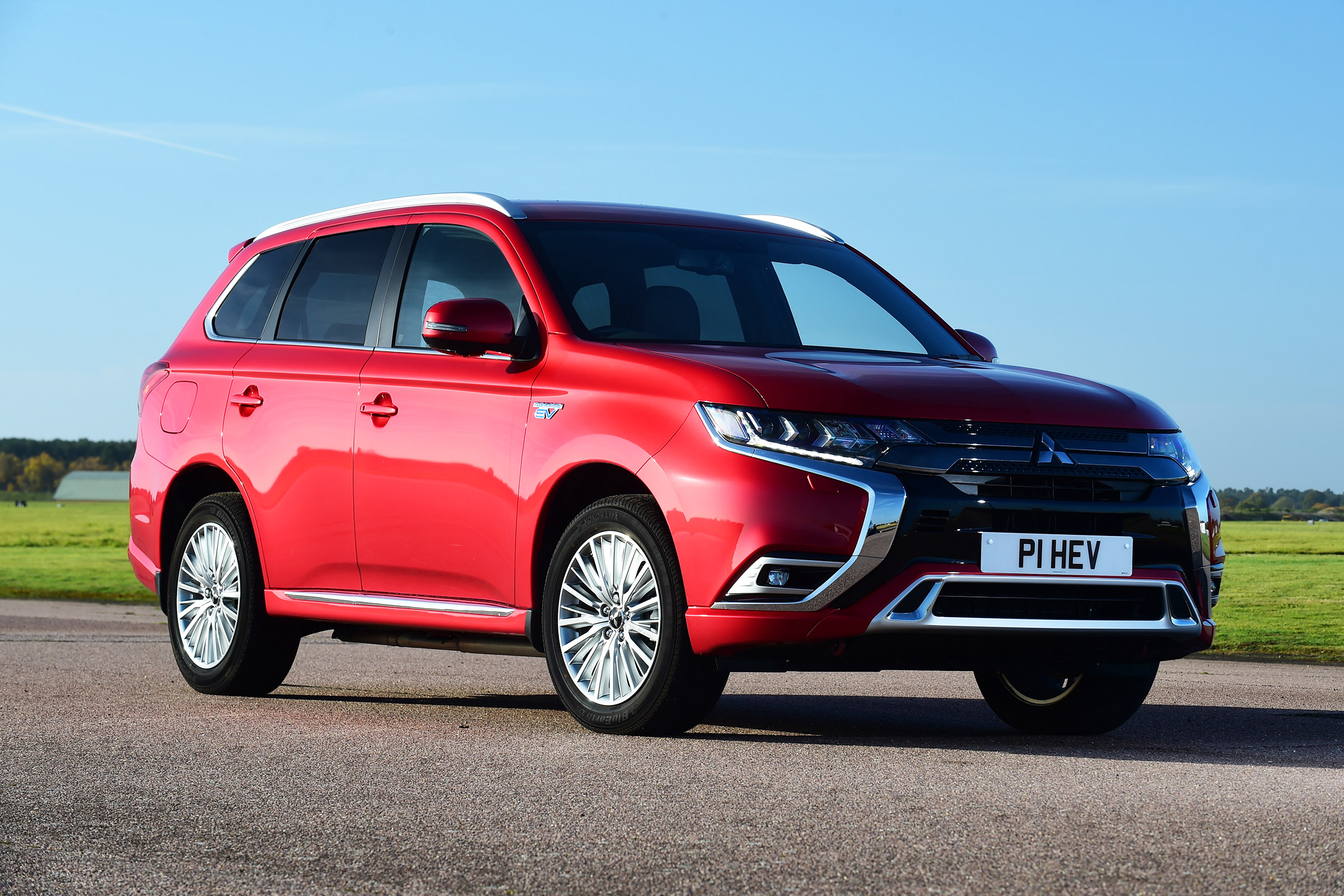 Mitsubishi Outlander PHEV - front static