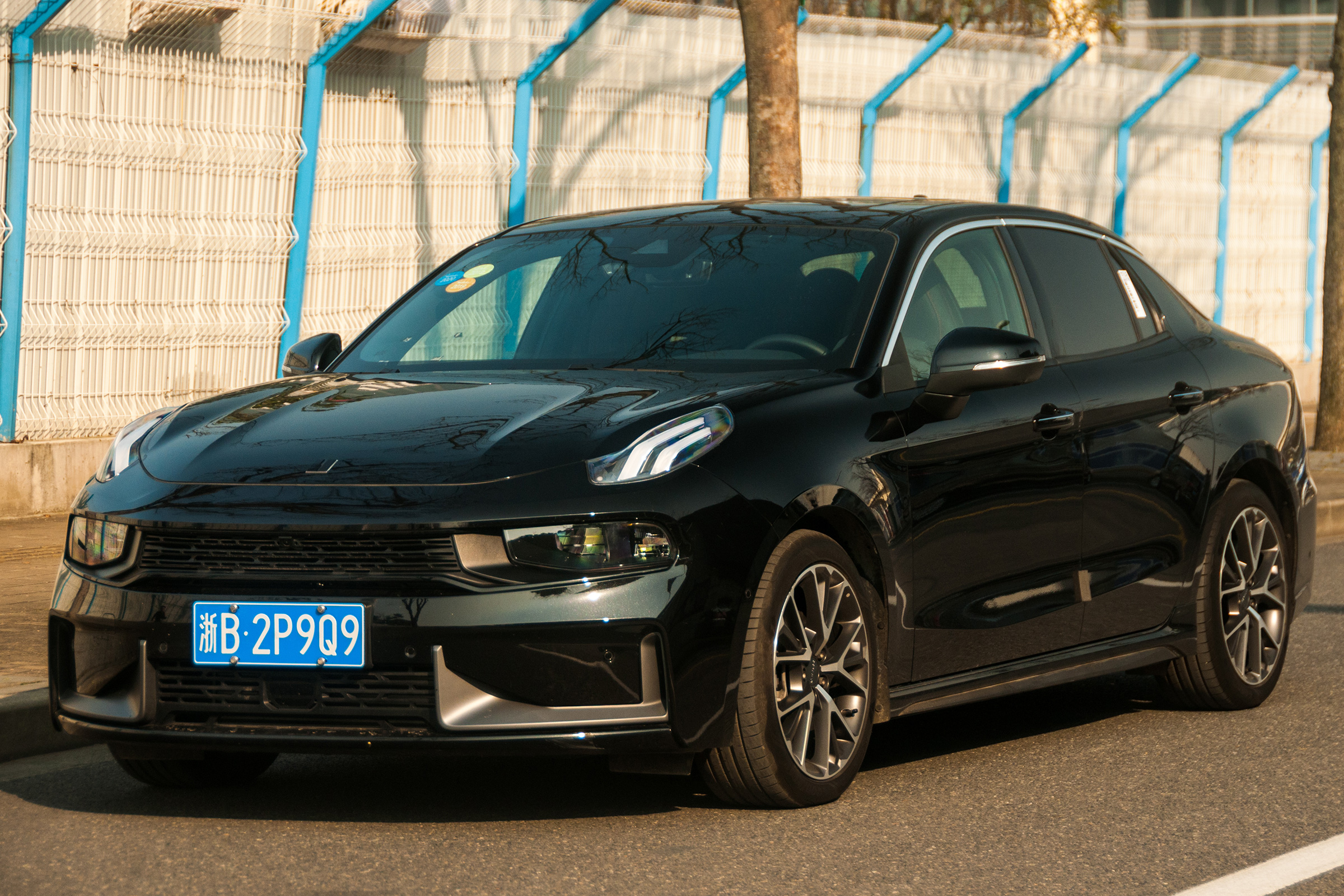 Lynk &amp; Co 03 - front 3/4 static