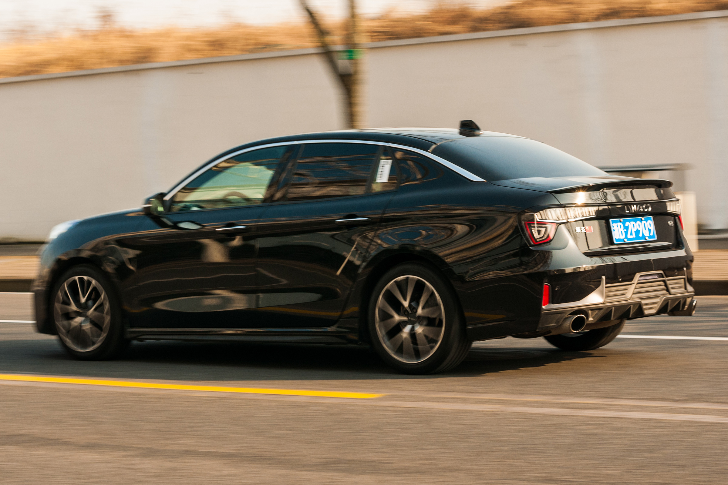 Lynk &amp; Co 03 - rear tracking