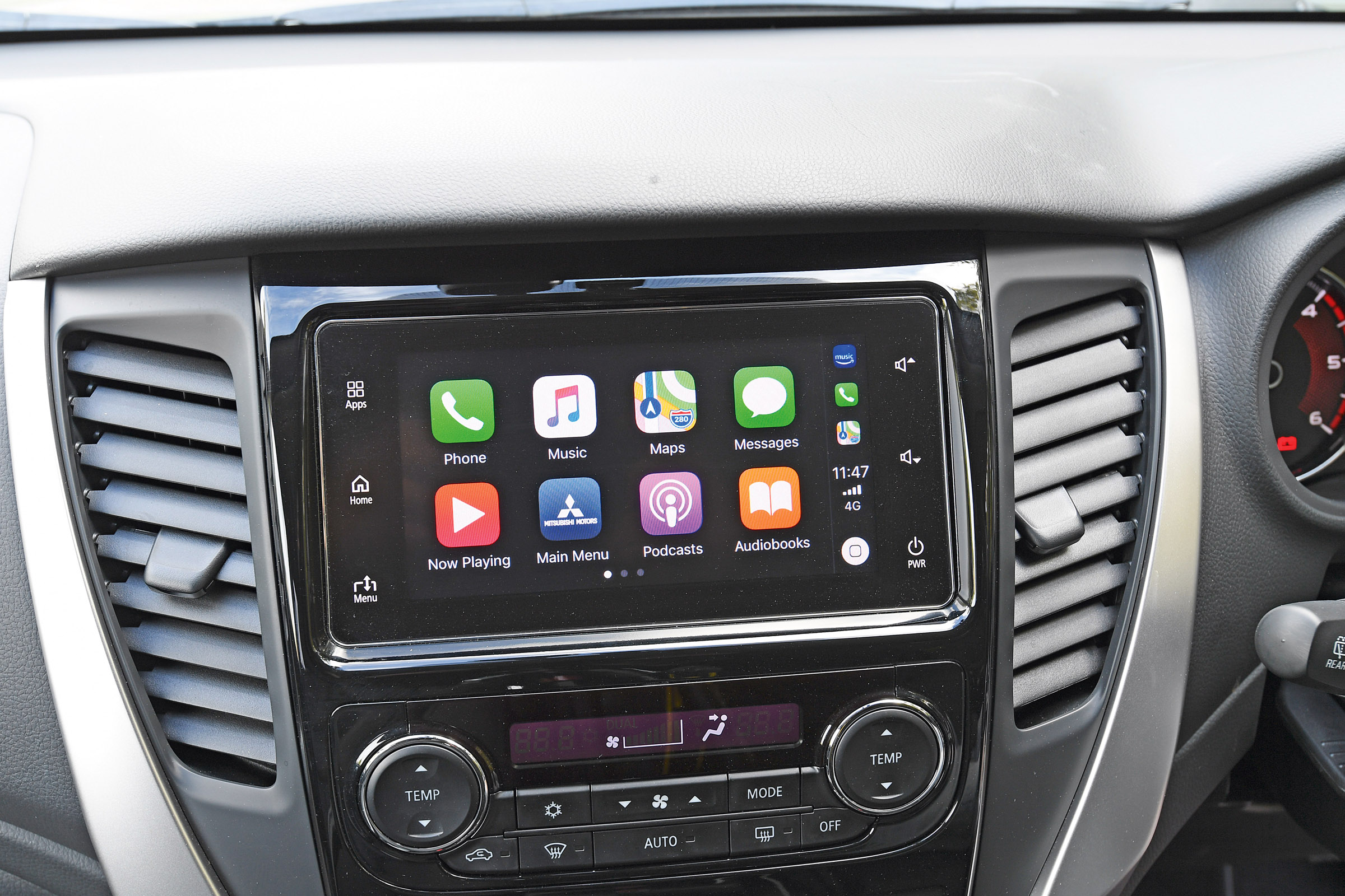 Mitsubishi Shogun Sport infotainment
