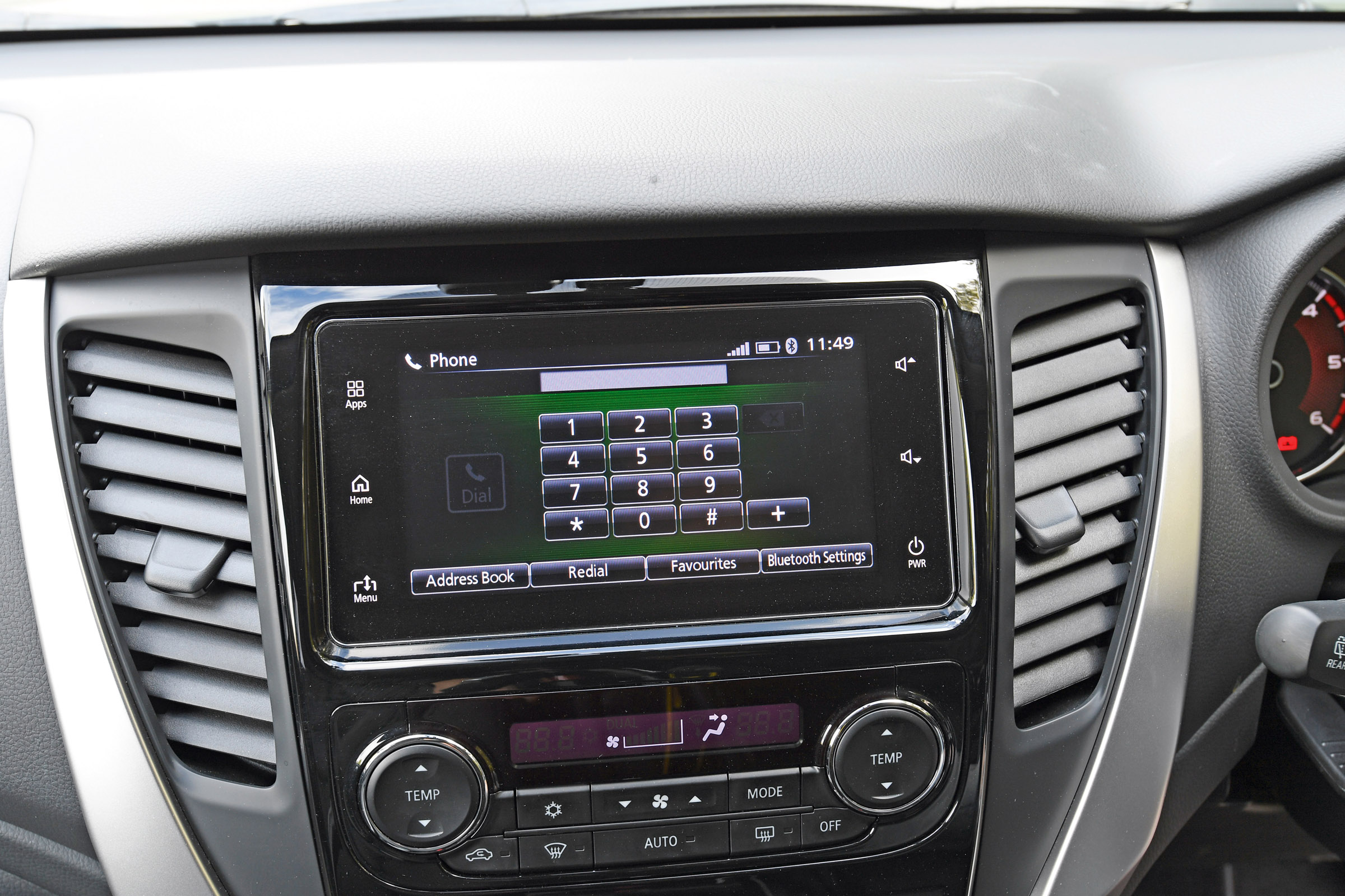 Mitsubishi Shogun Sport infotainment