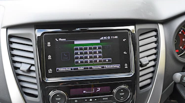 Mitsubishi Shogun Sport infotainment