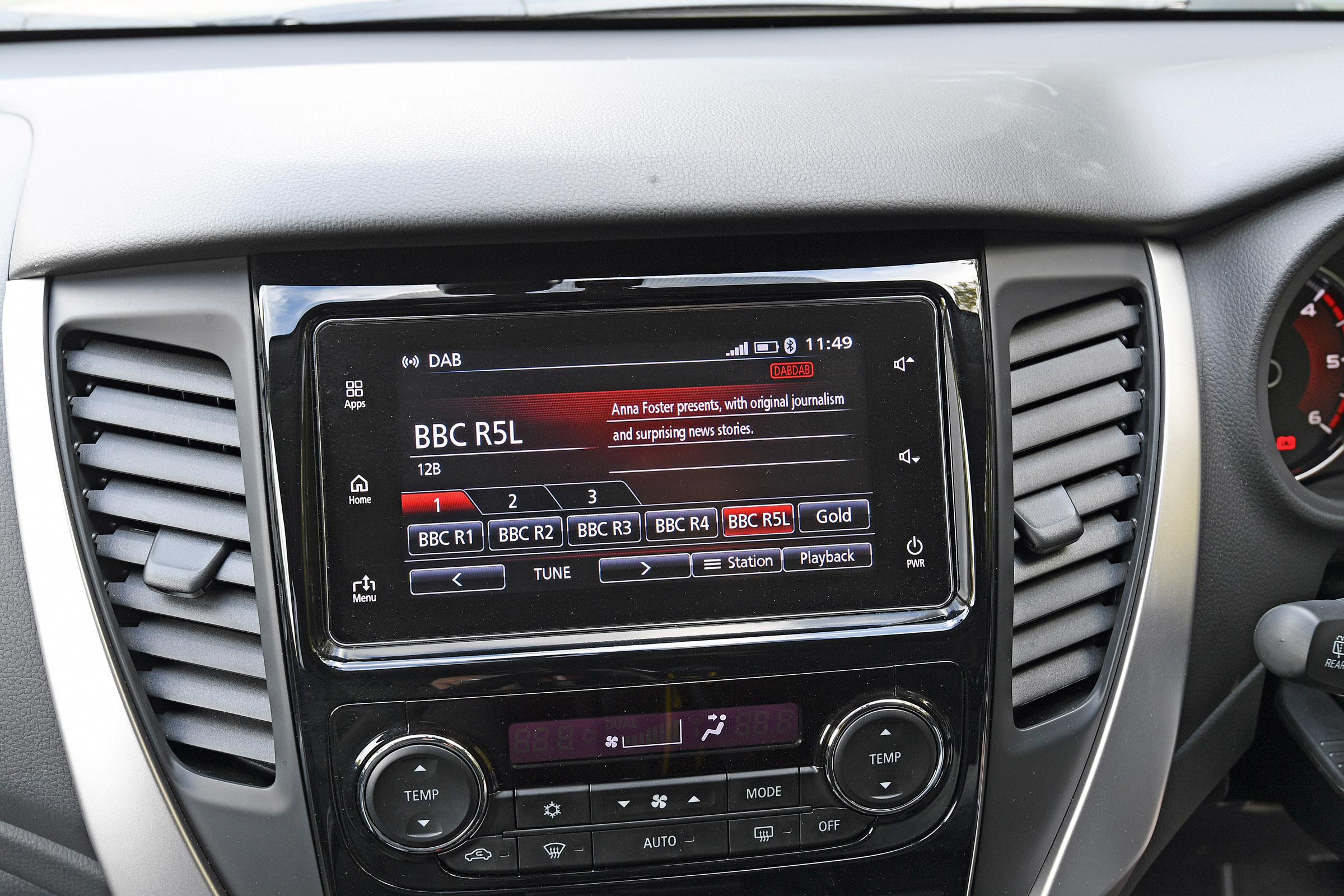 Mitsubishi Shogun Sport infotainment