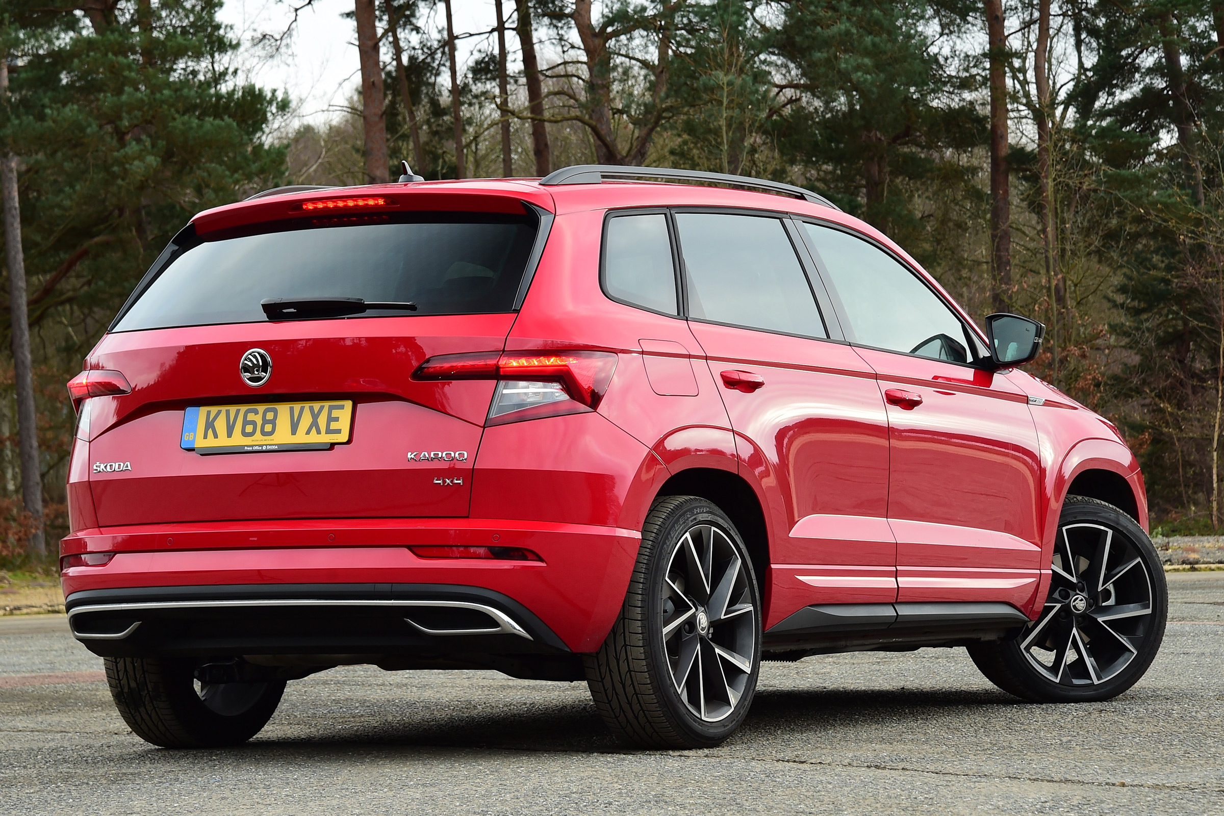 skoda karoq sportline rear quarter