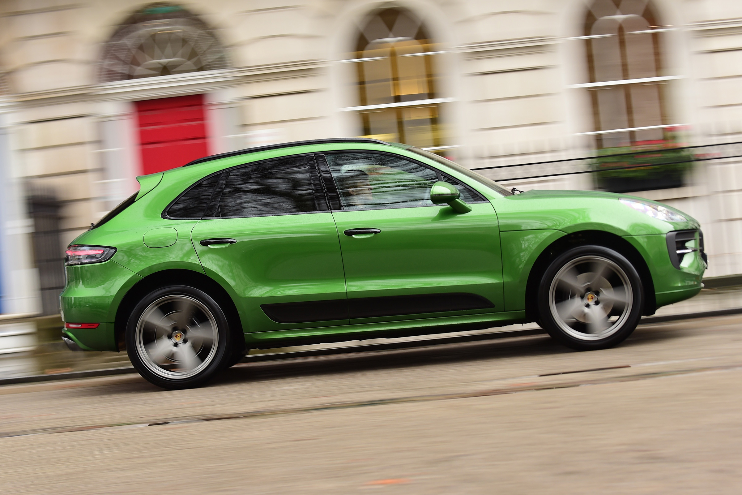 Porsche Macan - side tracking
