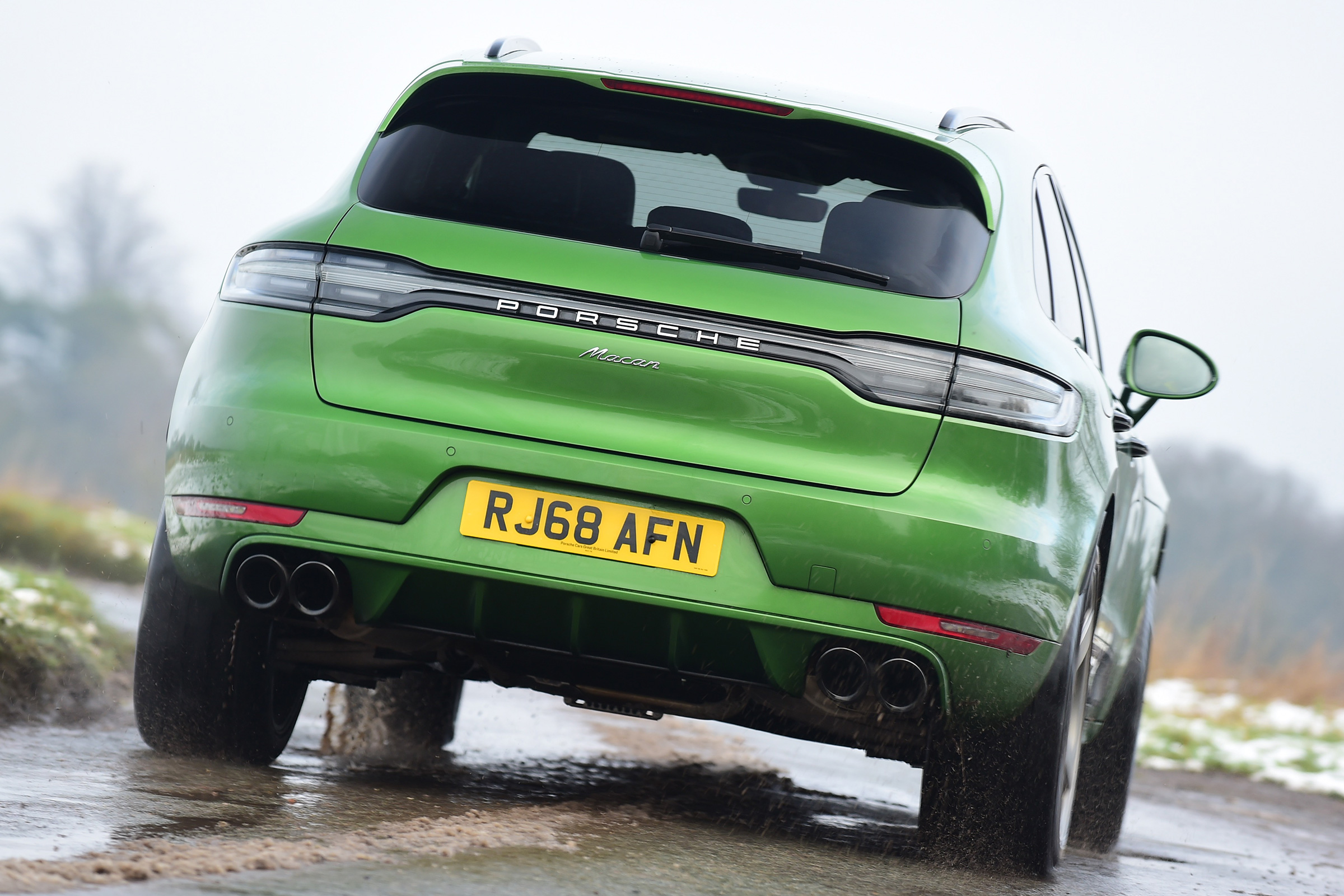 Porsche Macan - rear cornering