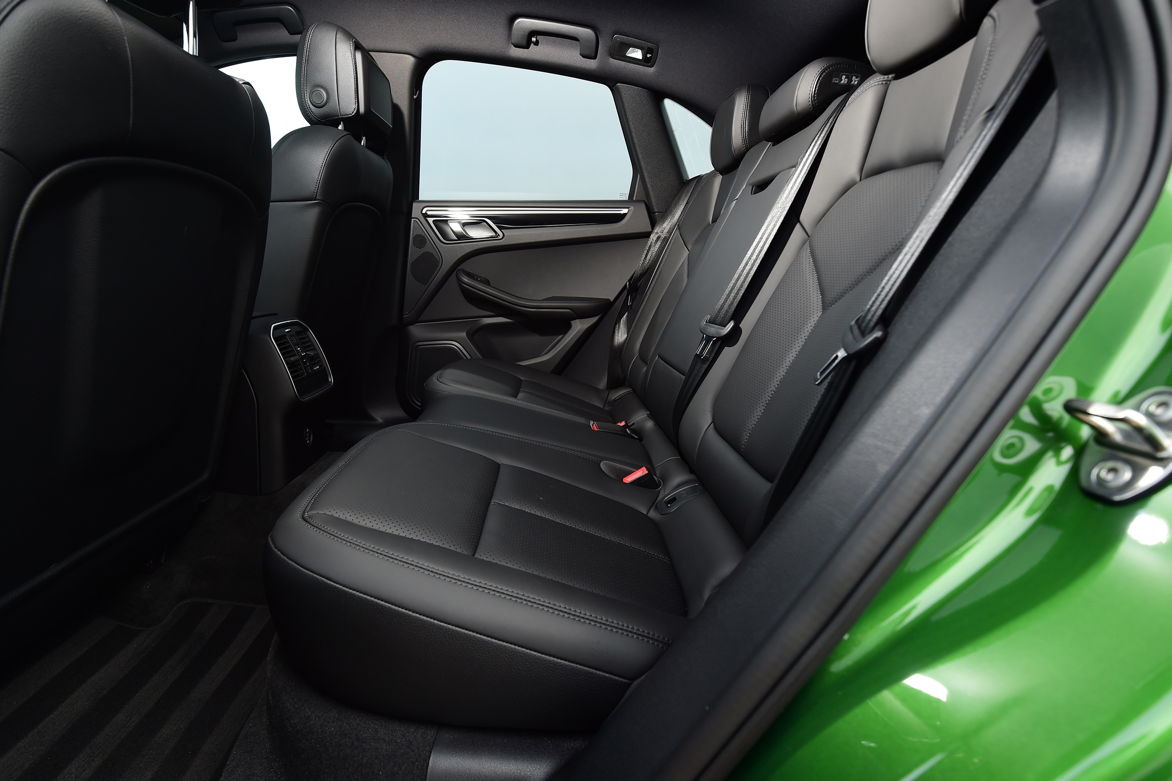 Porsche Macan - rear seats