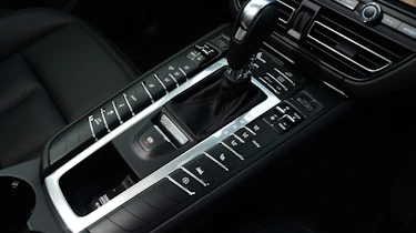 Porsche Macan - gearstick