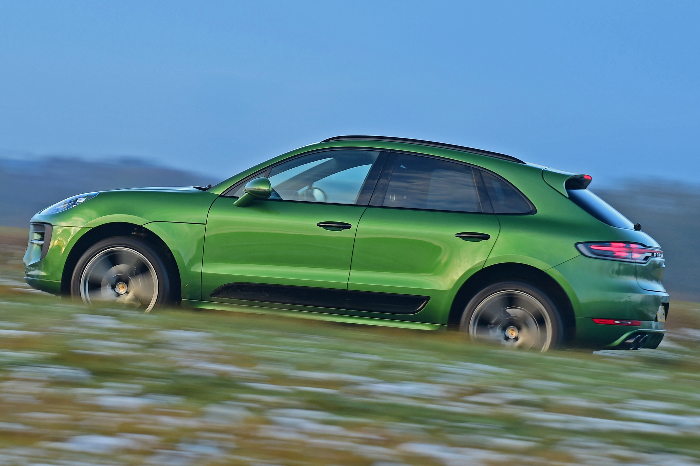Porsche Macan - side tracking