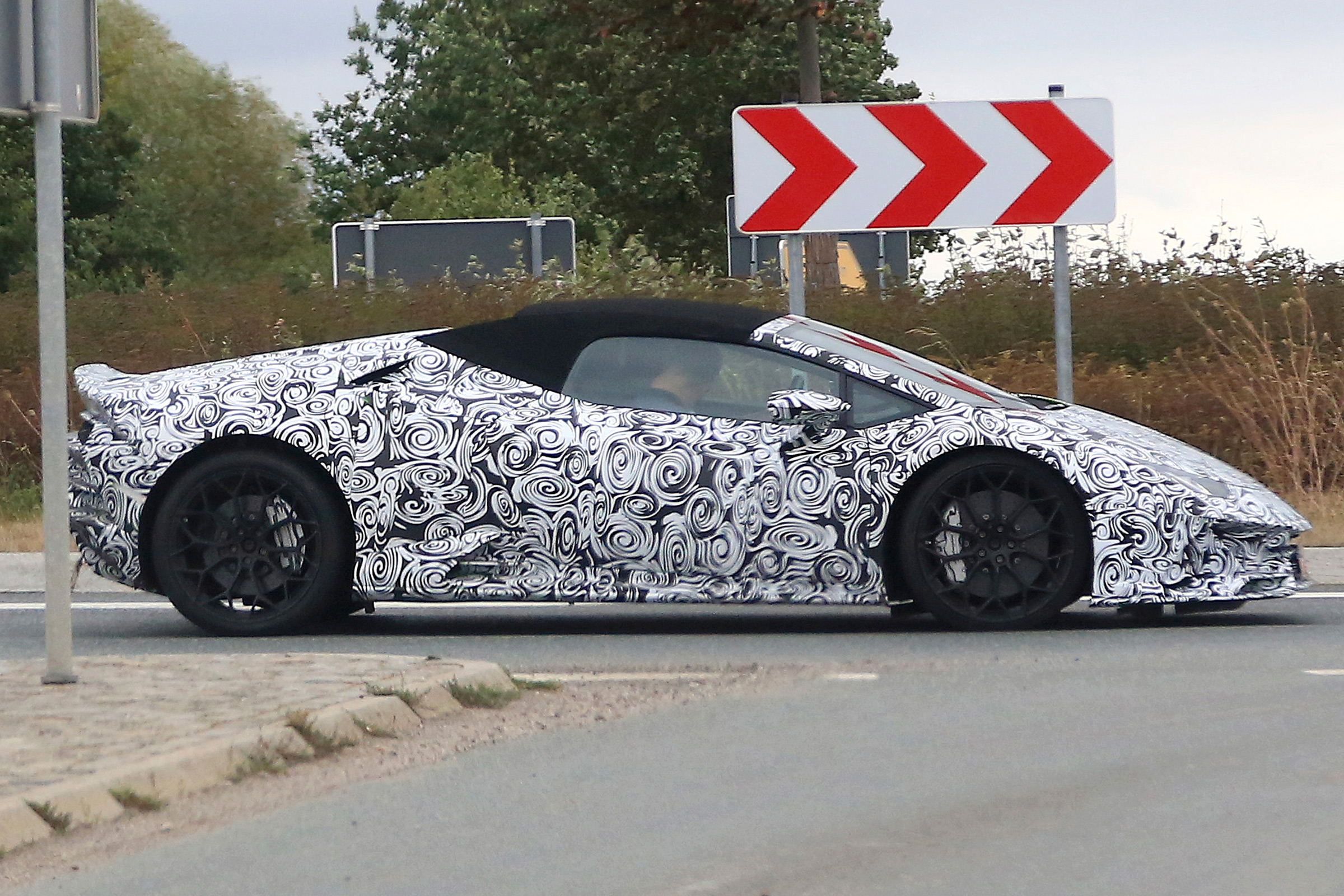 lamborghini huracan facelift spy shot