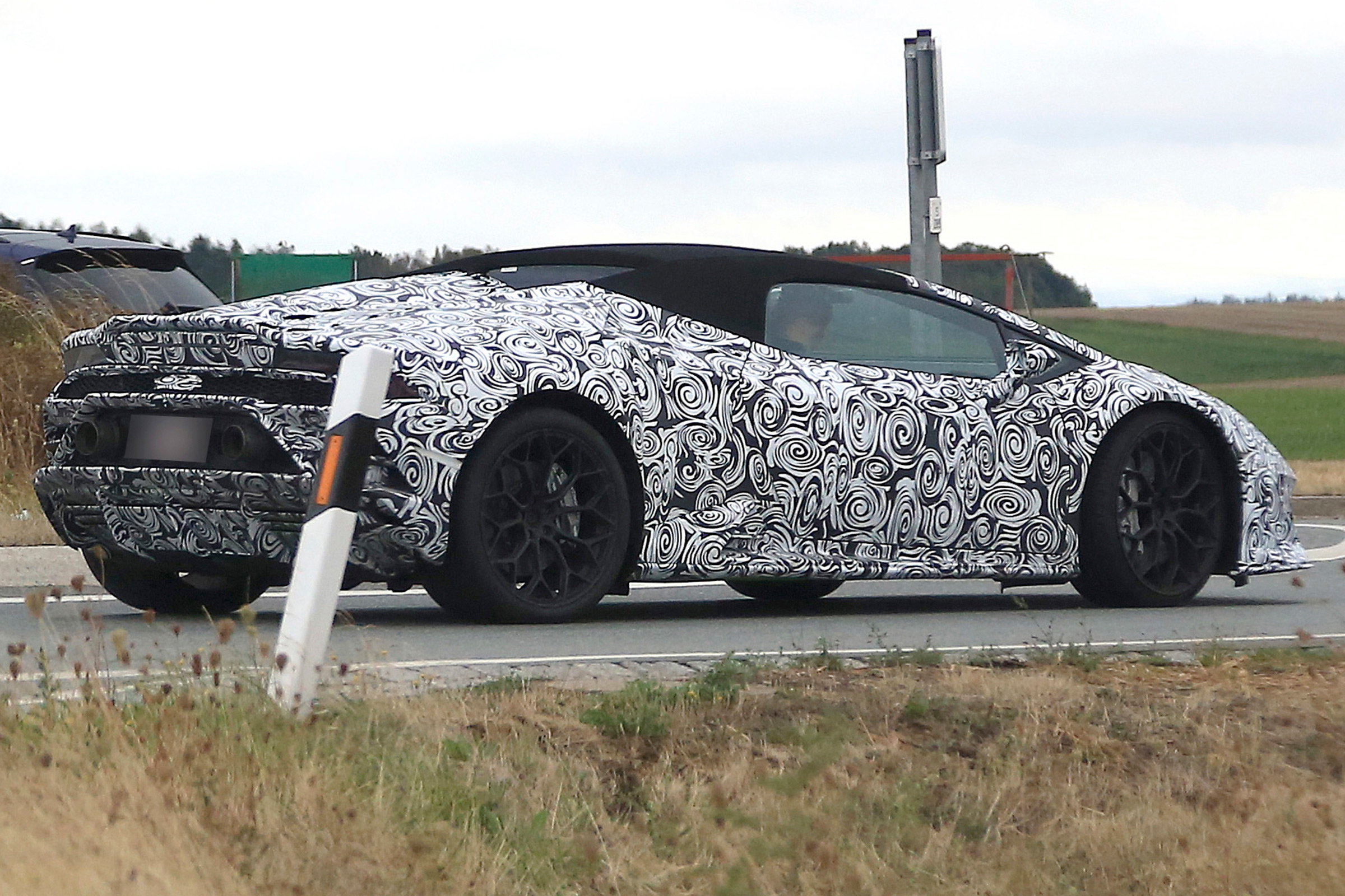 lamborghini huracan facelift spy shot