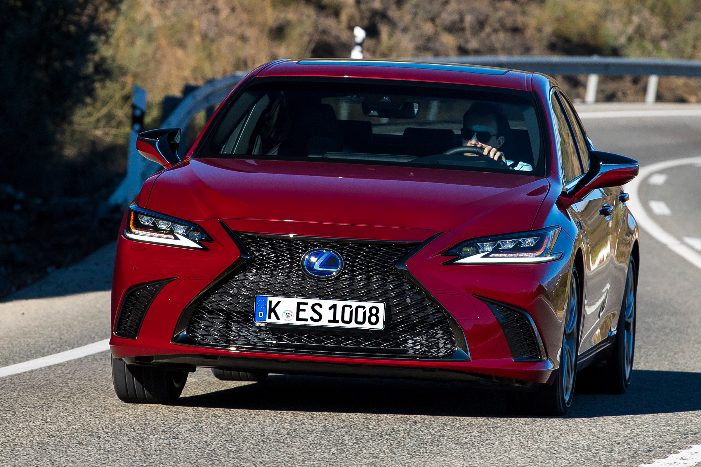 Lexus es 300h driving front
