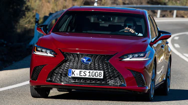 Lexus es 300h driving front