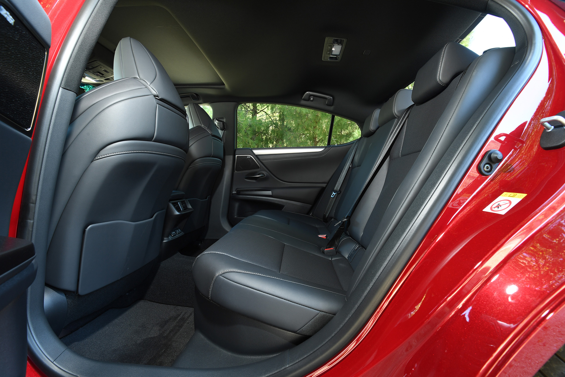 Lexus es 300h rear seats legroom