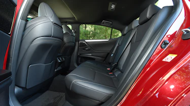 Lexus es 300h rear seats legroom