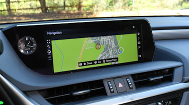 Lexus es 300h infotainment