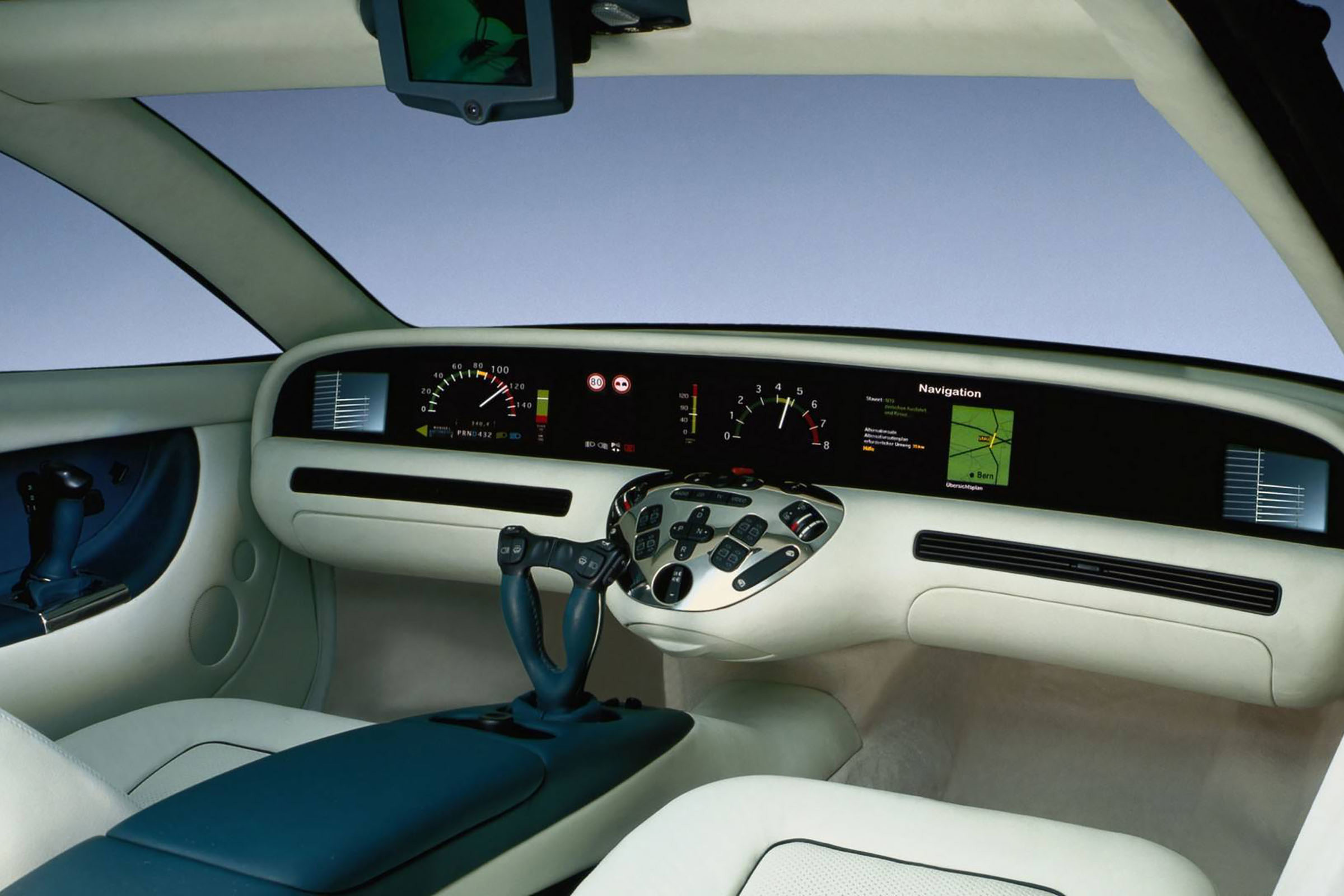 Mercedes F200 - interior