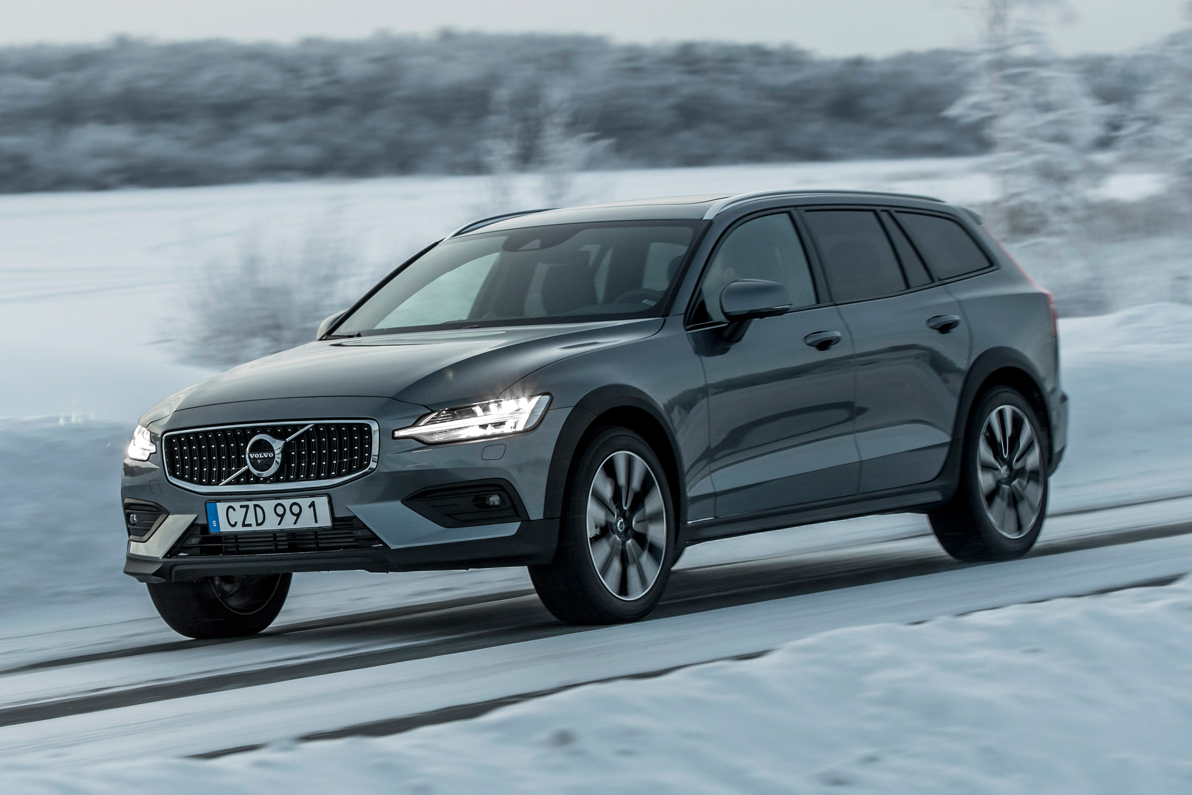 Volvo V60 Cross Country - front action