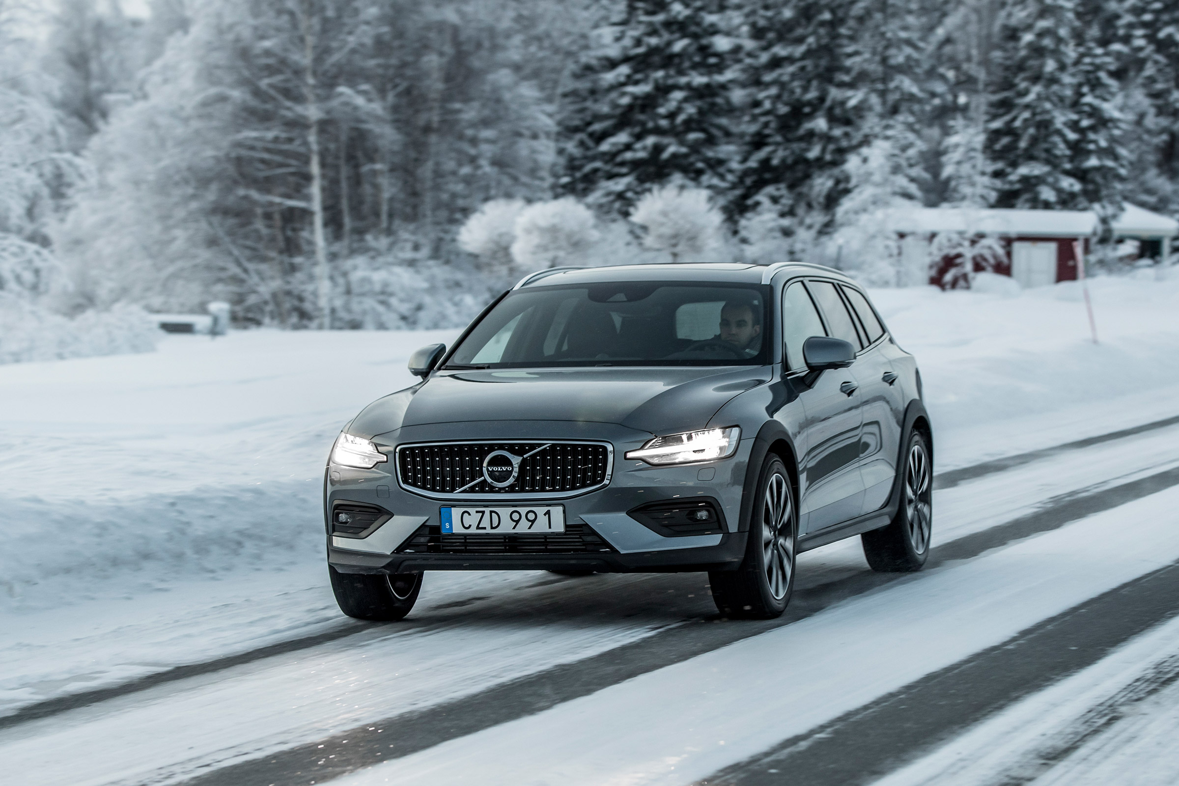 Volvo V60 Cross Country - front tracking