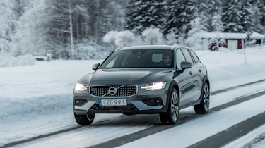 Volvo V60 Cross Country - front tracking