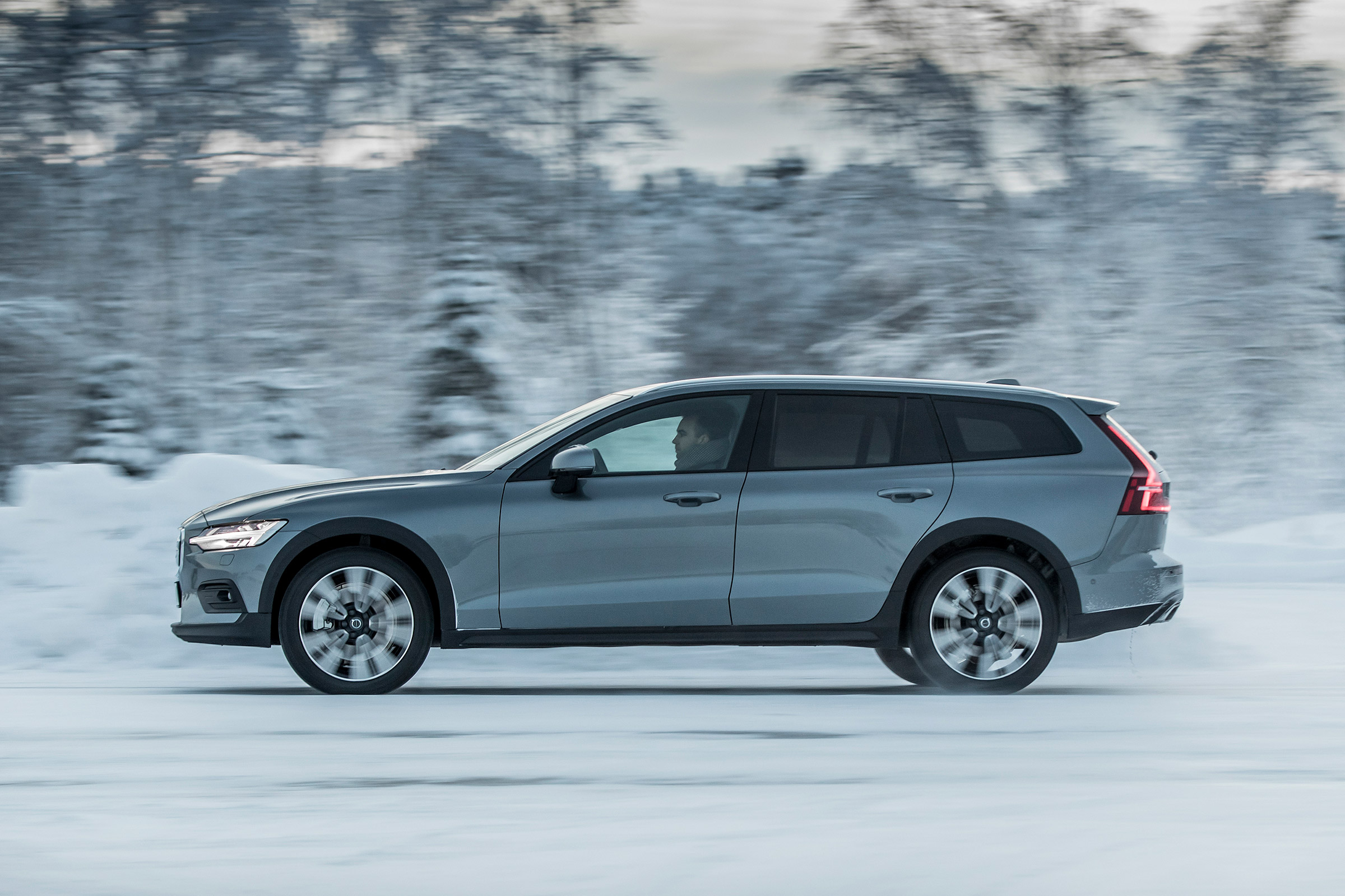 Volvo V60 Cross Country - side