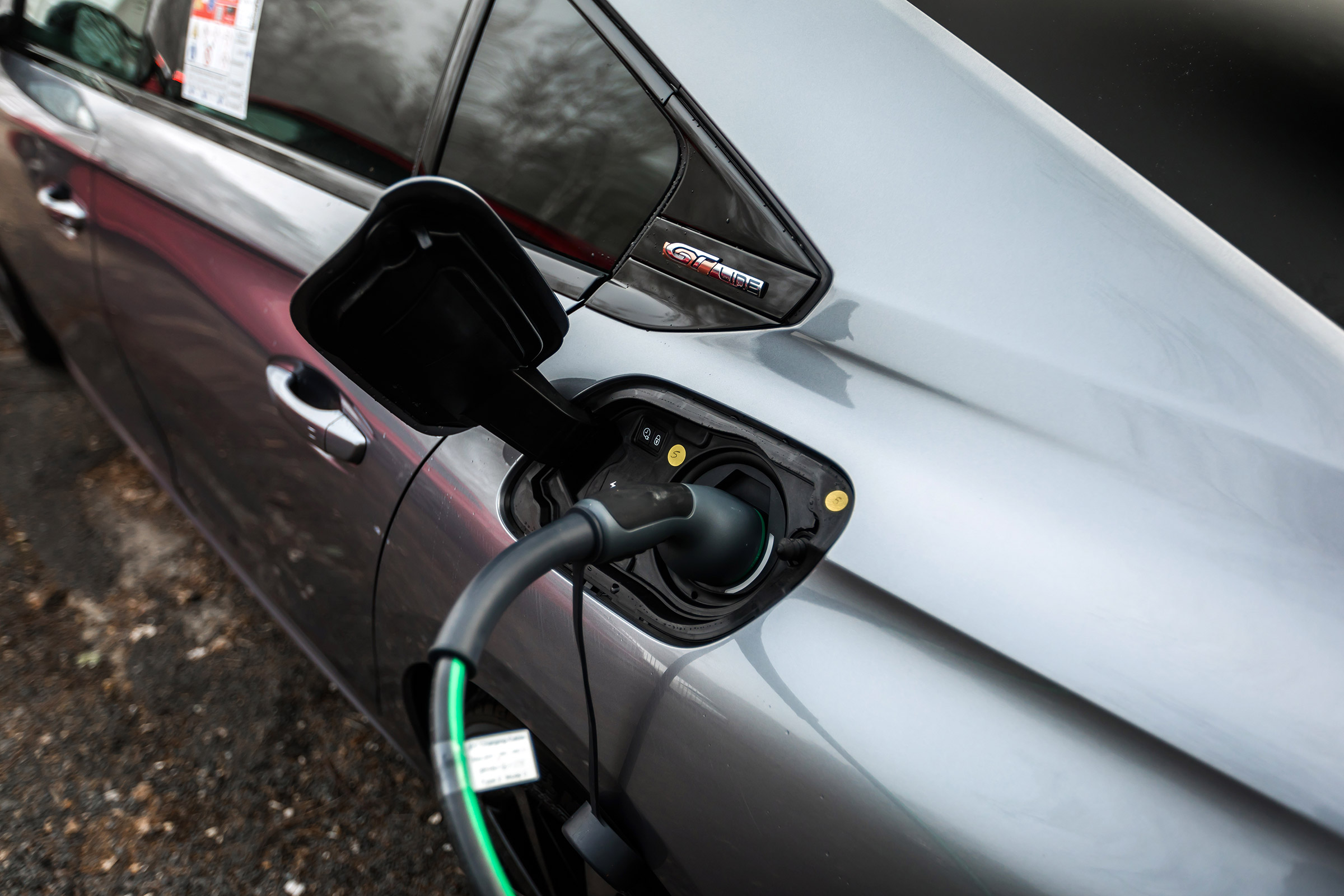 Peugeot 508 HYbrid prototype - charging