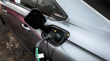 Peugeot 508 HYbrid prototype - charging