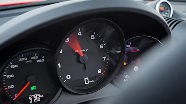 Porsche 718 Boxster T - dials