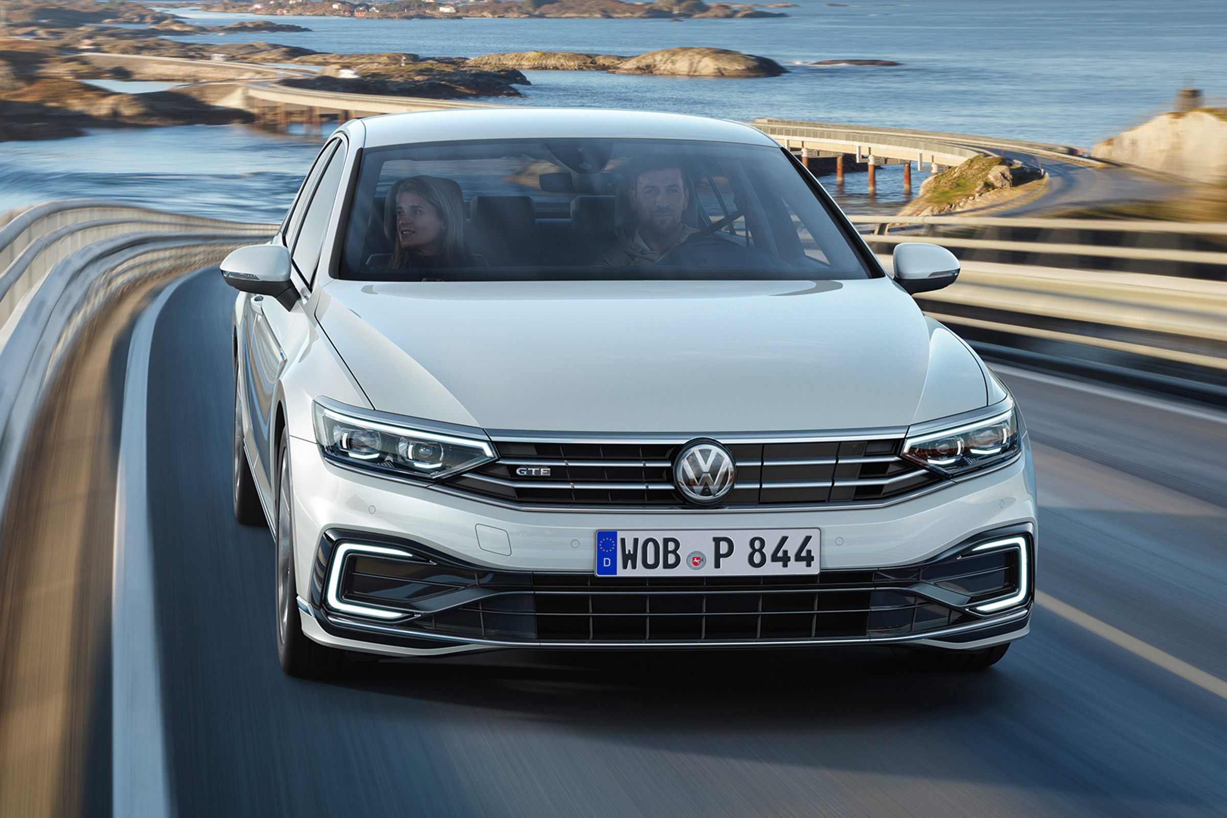 Volkswagen Passat GTE - front action