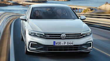 Volkswagen Passat GTE - front action