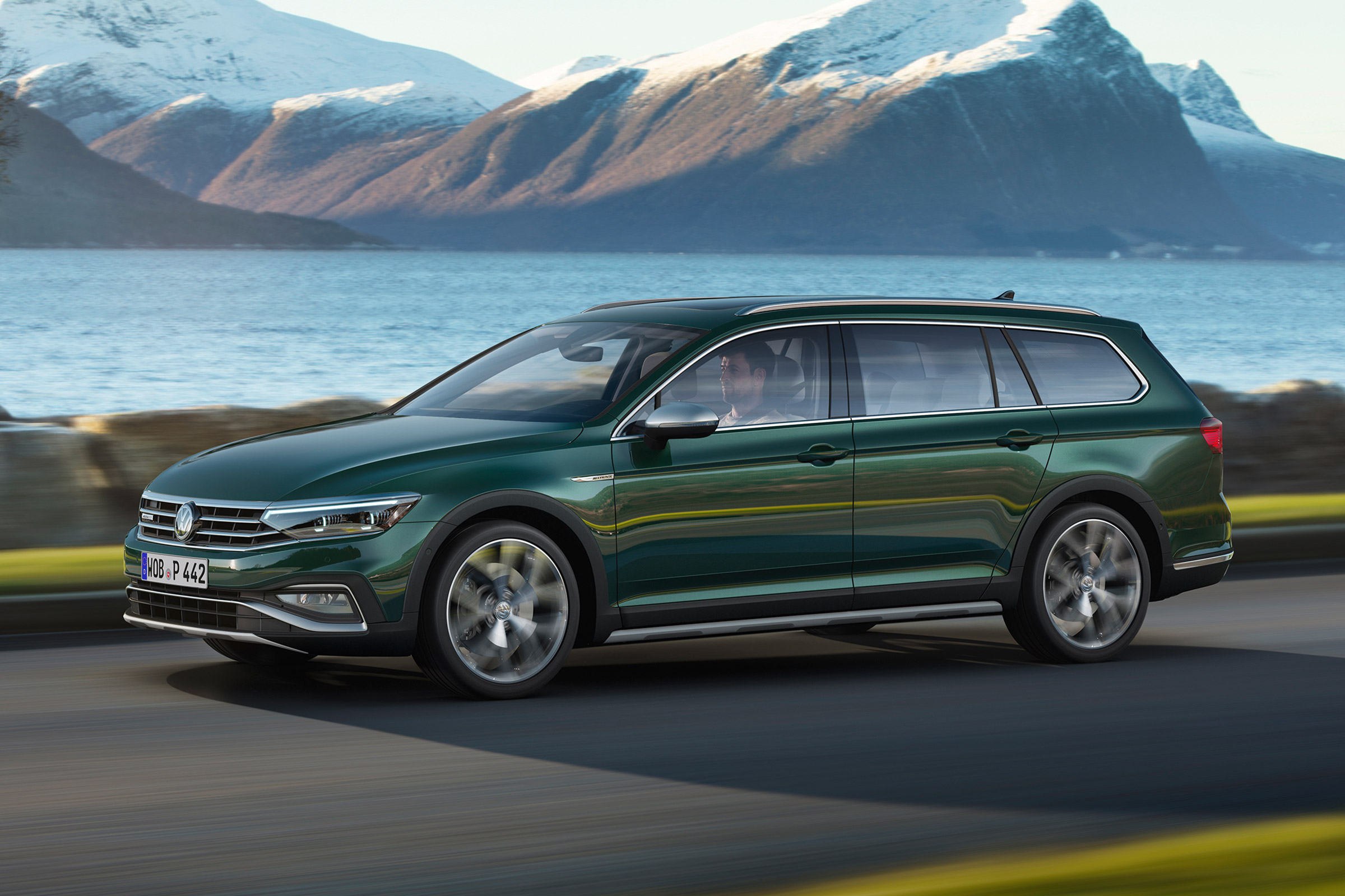 Volkswagen Passat Alltrack - front action