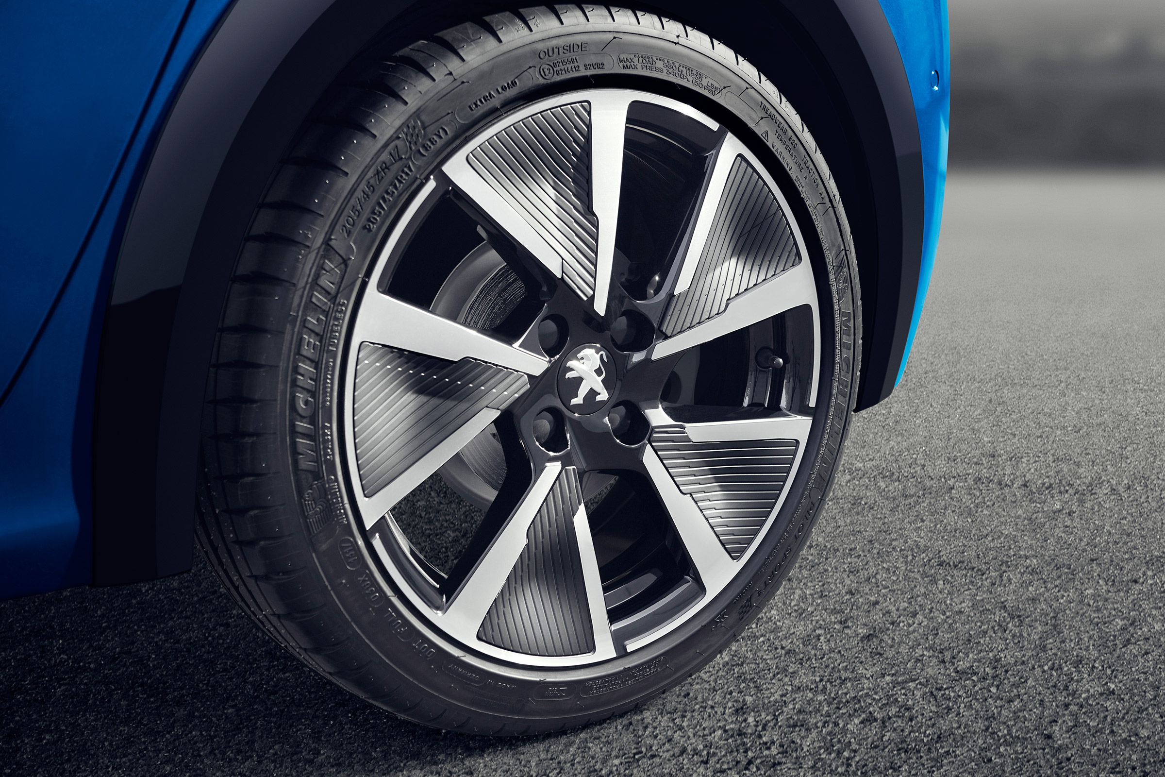 Peugeot e-208 - wheel