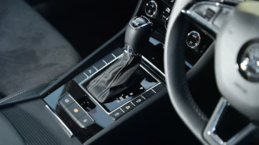 Skoda Superb Sportline - gearstick