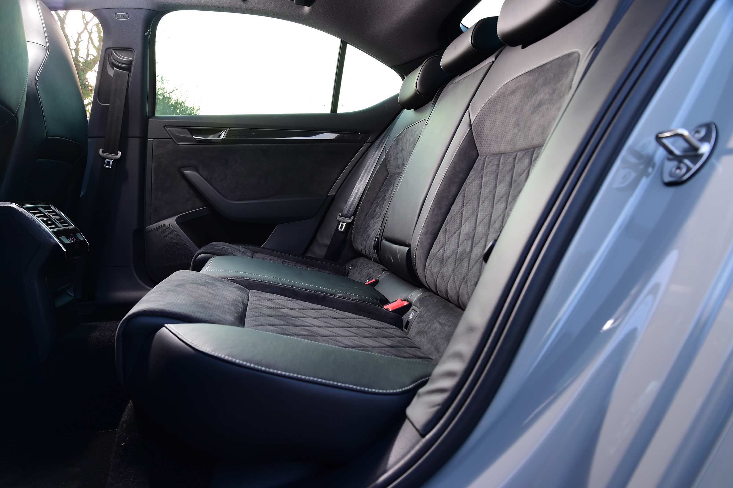 Skoda Superb Sportline - rear seats
