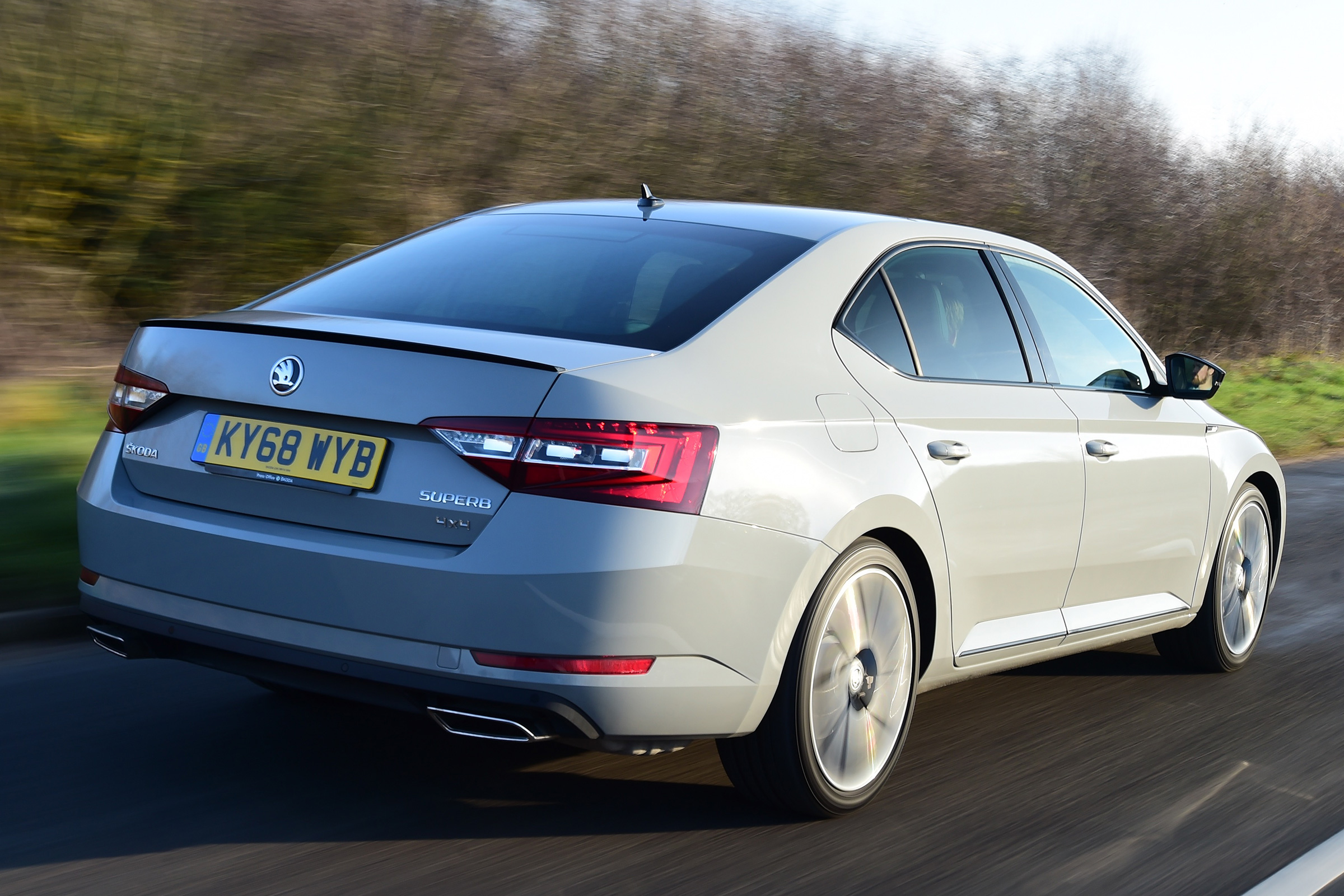 Skoda Superb Sportline - rear tracking