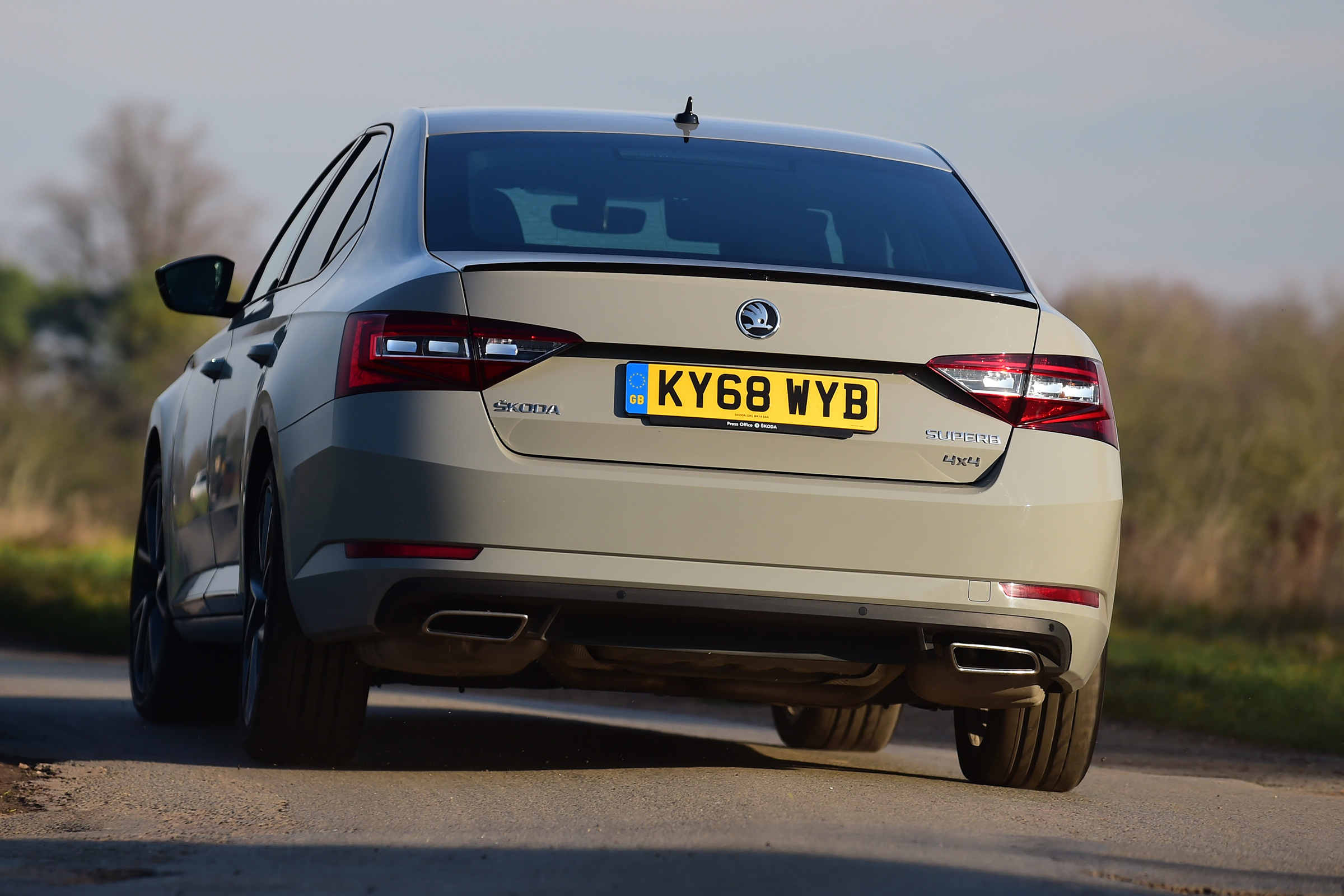 Skoda Superb Sportline - rear cornering