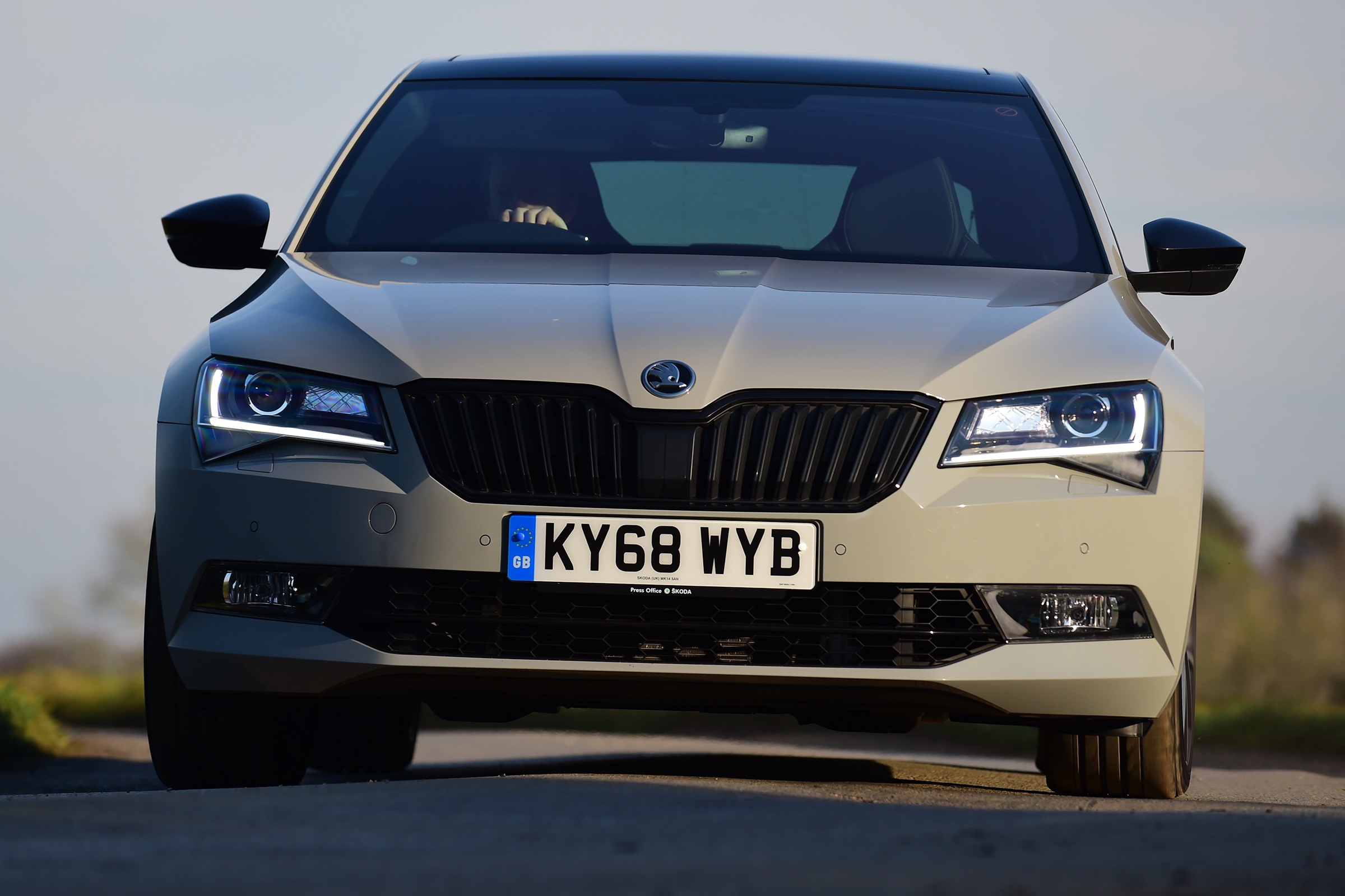 Skoda Superb Sportline - front cornering