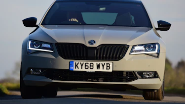 Skoda Superb Sportline - front cornering