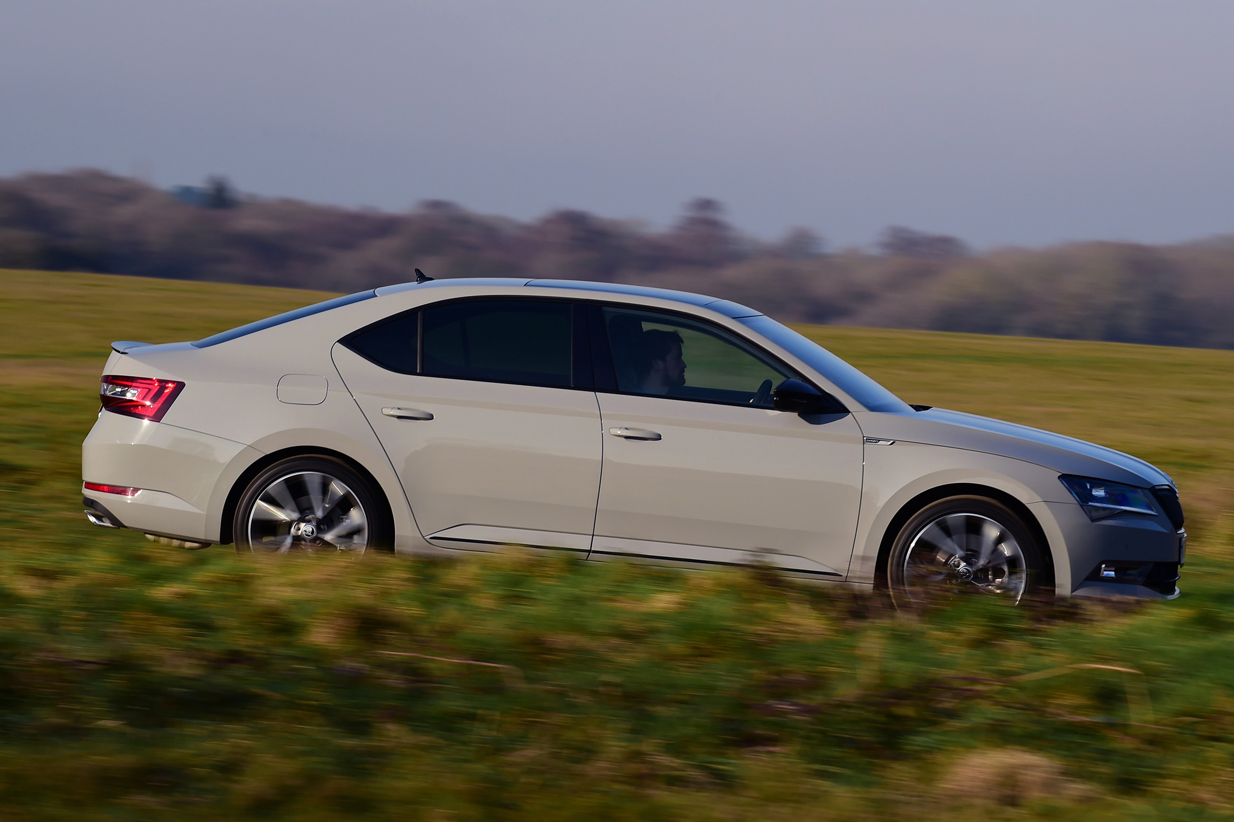 Skoda Superb Sportline - side tracking