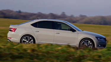 Skoda Superb Sportline - side tracking