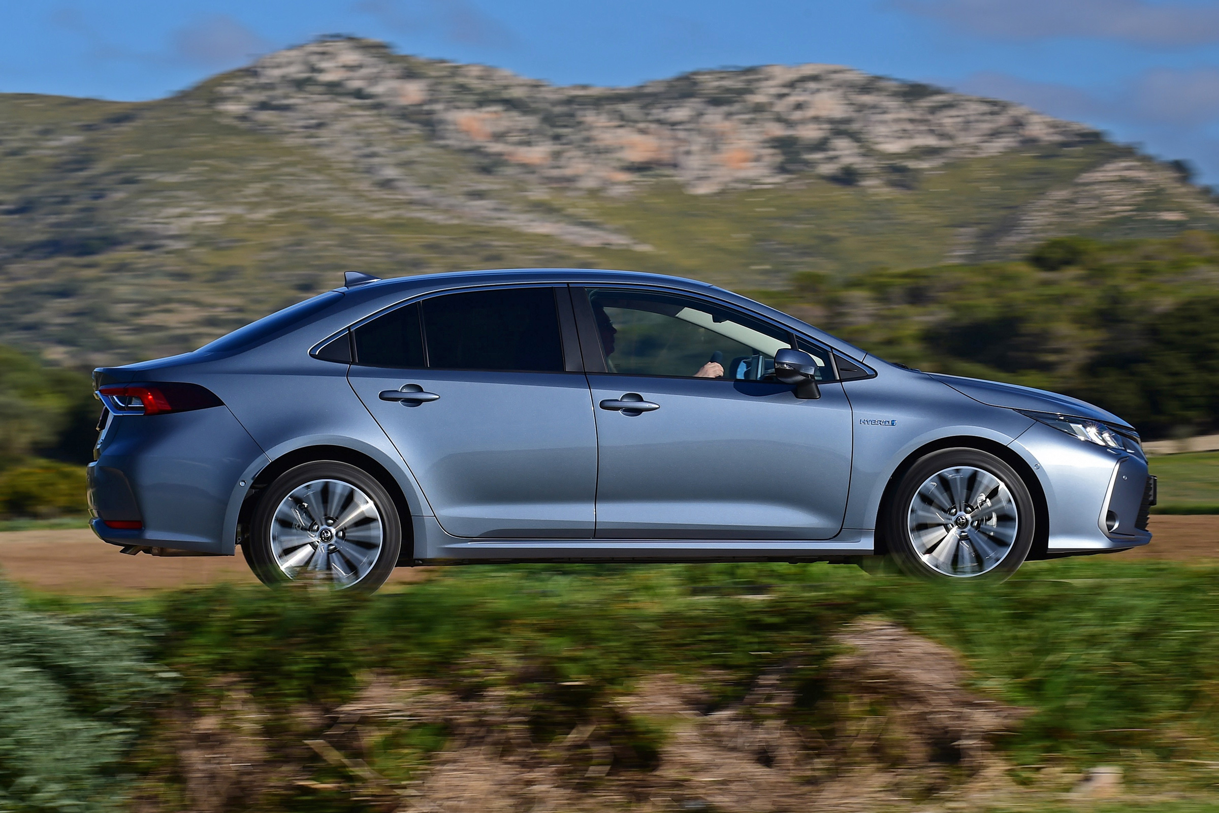 Toyota Corolla saloon  - side tracking