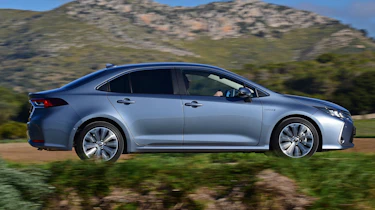 Toyota Corolla saloon - side tracking