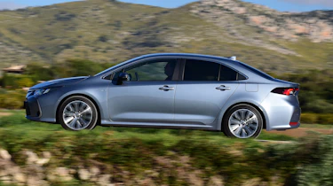 Toyota Corolla saloon - side tracking