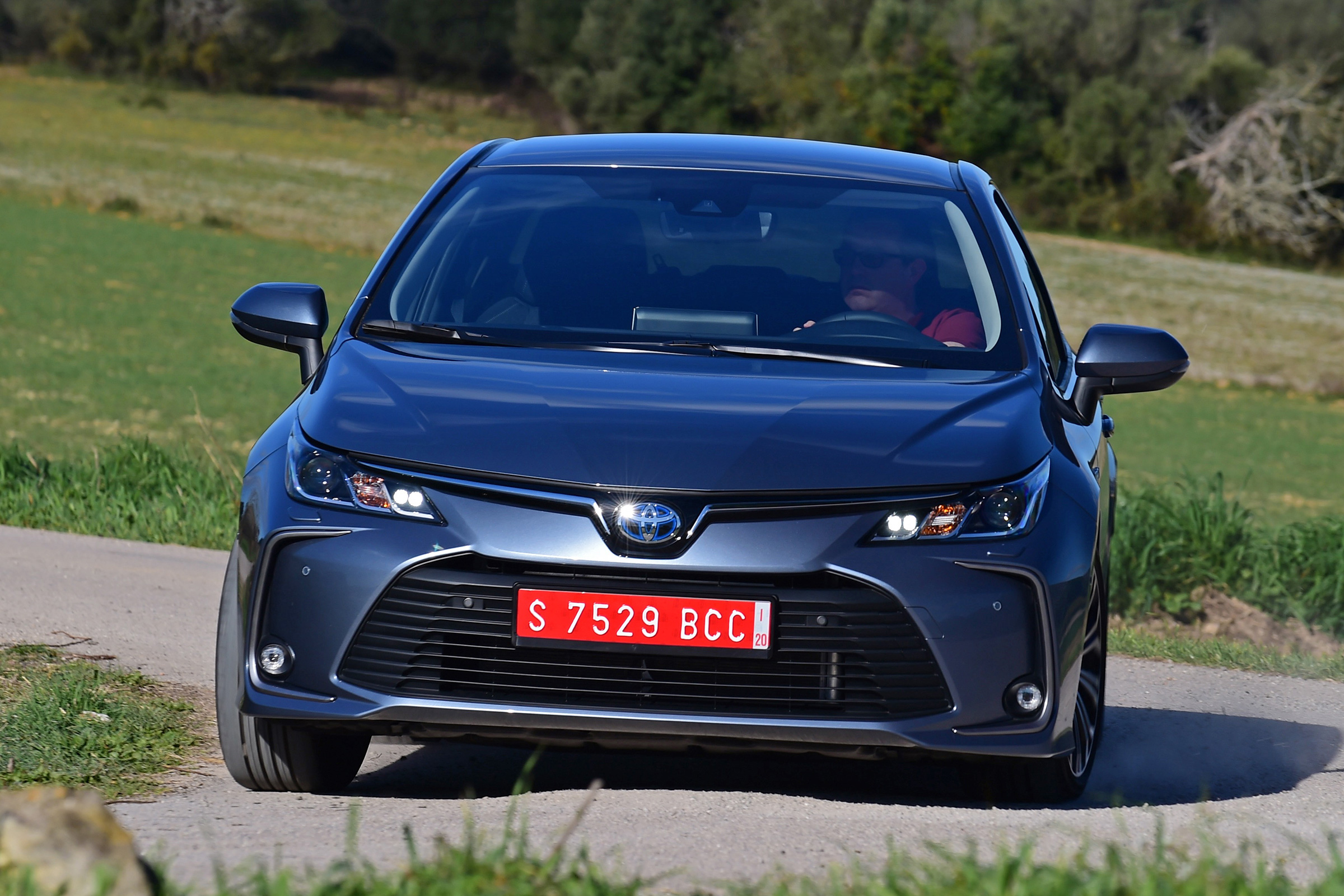 Toyota Corolla saloon  - front cornering