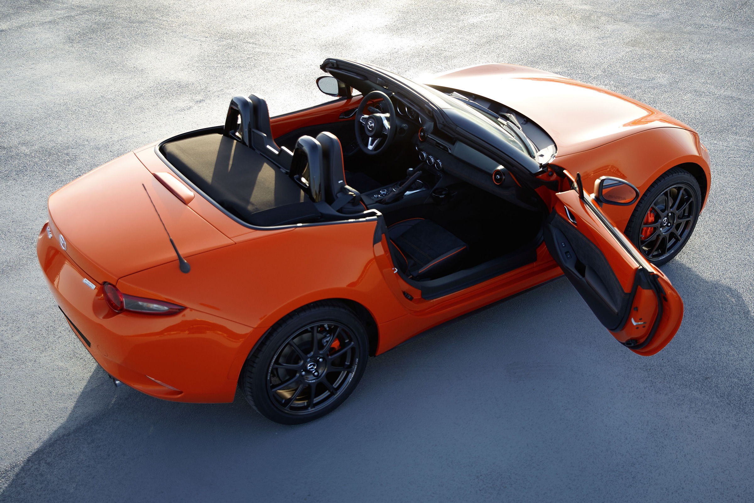 Mazda MX-5 30th Anniversary Edition - door open
