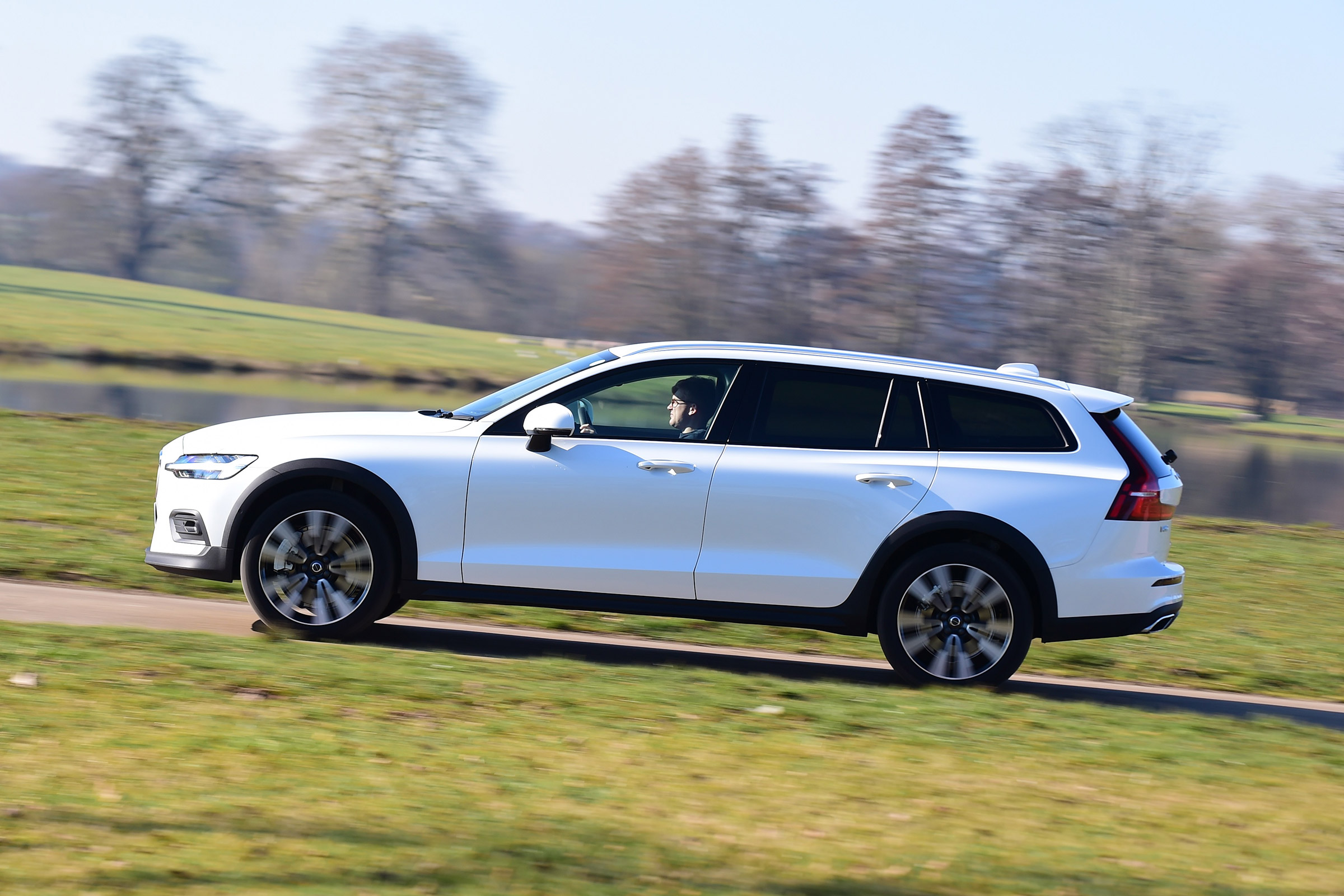 Volvo V60 Cross Country - side