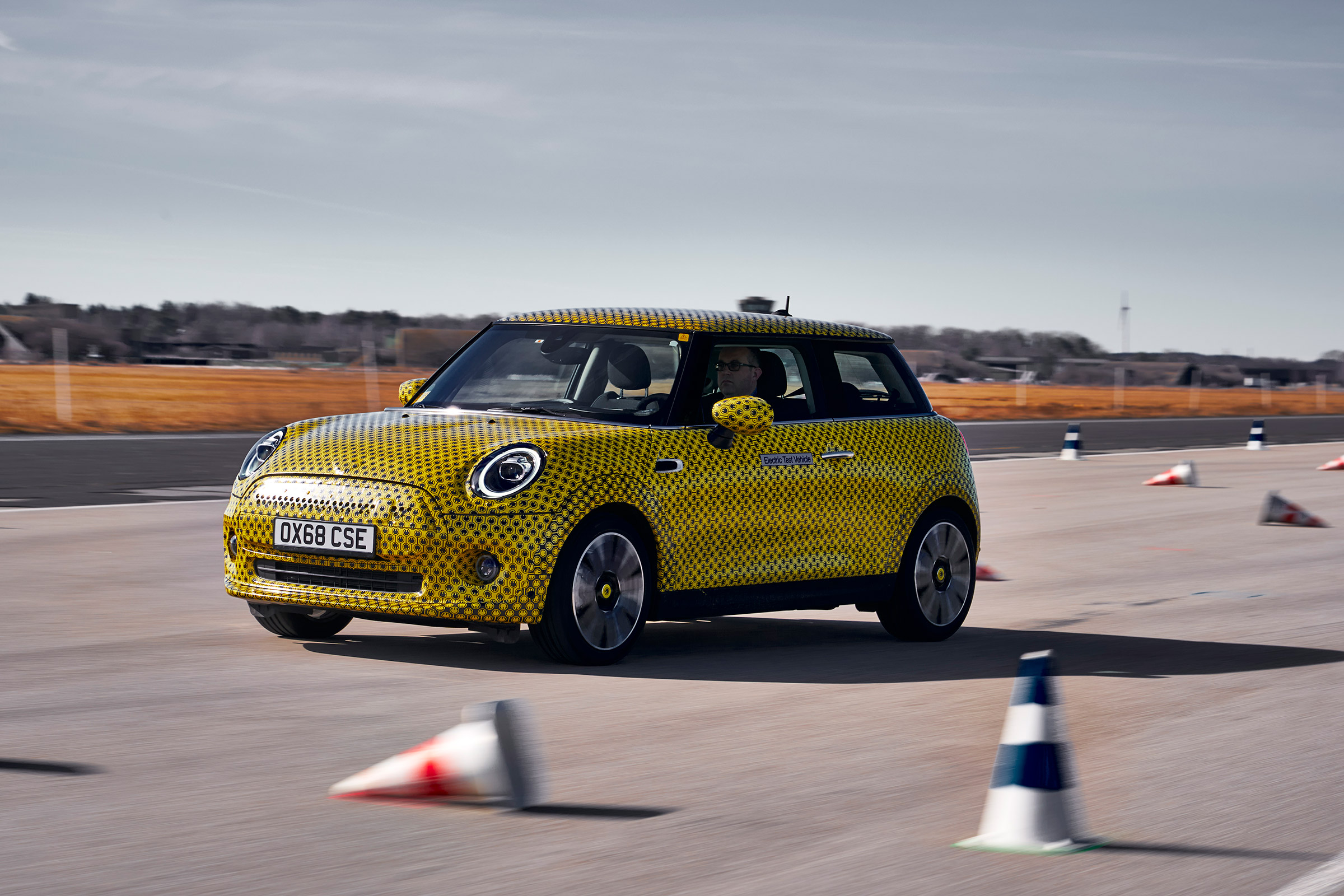 MINI Cooper SE prototype - front panning