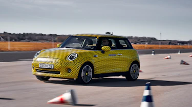 MINI Cooper SE prototype - front panning